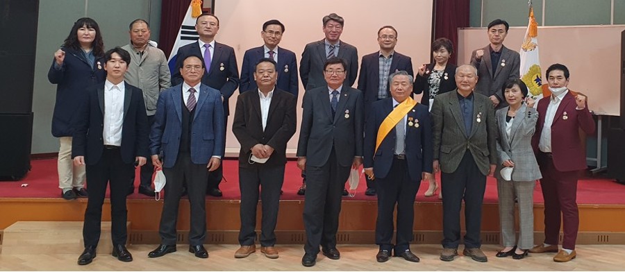 행사장에서 촬영한 운영위원회 단체 사진