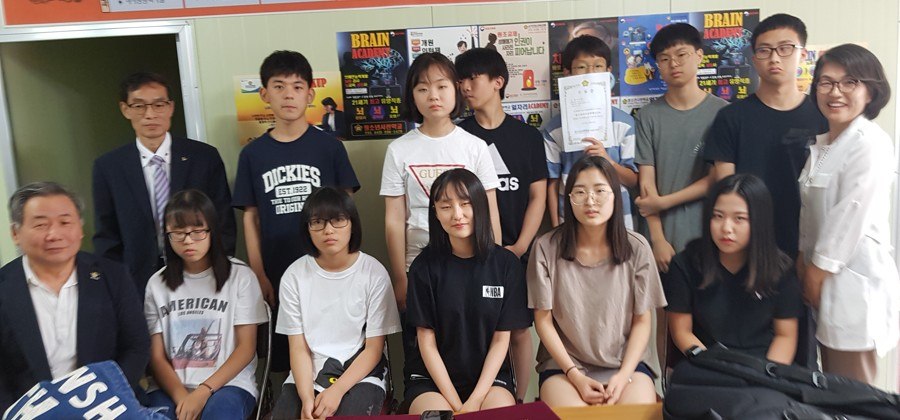 청소년 진로체험 기자단 활동에 참여한 학생들과 조합 임원 단체사진