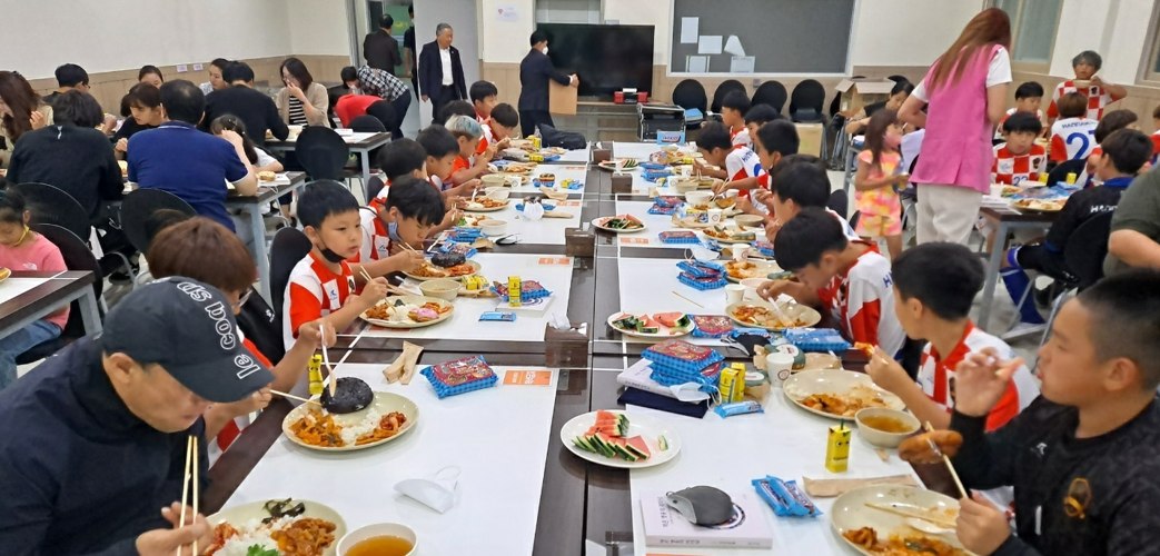 유소년축구단 선수와 학부모가 함께한 단체 식사 현장